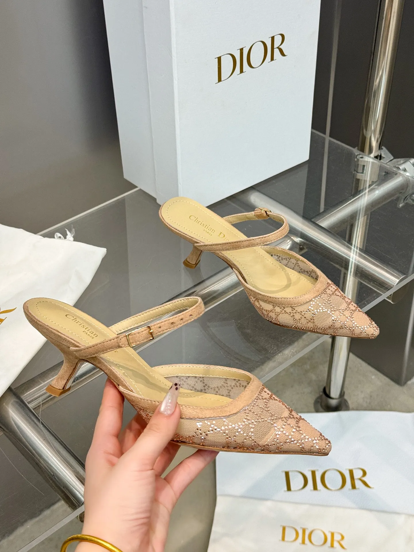 👟👟Ex-factory price 580👟👟 Dior 2025 spring and summer catwalk new style bling...bling...crystal shoes Capture series high-heeled women's shoes Star-same rhinestone square toe cannage pattern cat heel slip-on sandals The top high-end version on the market Exclusive sale Material: Original custom mesh inlaid with hot Australian rhinestones + water-dyed sheepskin feet + original molded hardware buckles + Italian leather outsole Heel height: 6.5CM/9.5CM size: 34-43 (34.40.41.42.43. Customized, non-refundable)